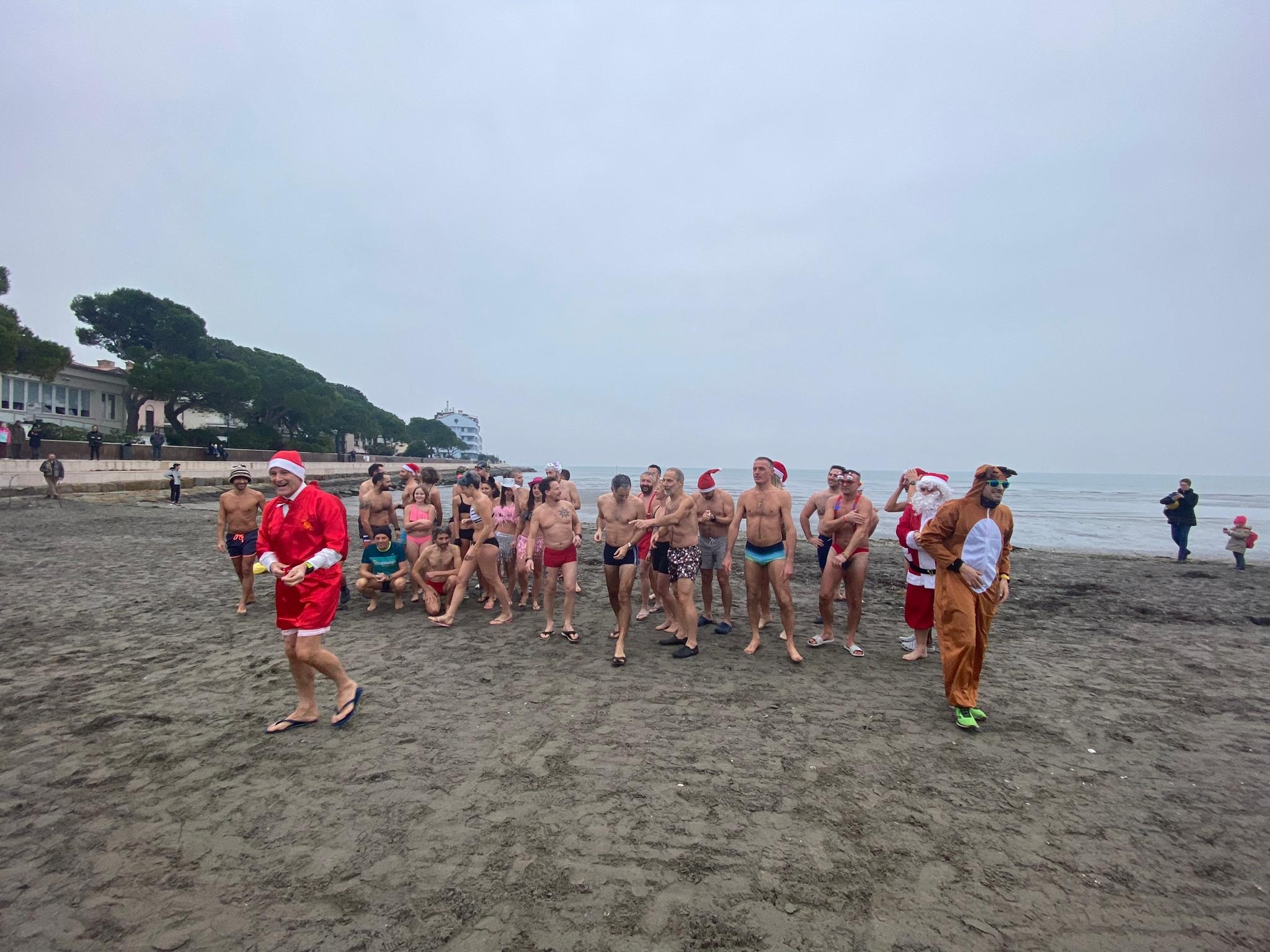 Immagine per Ultimo tuffo del 2022: il lancio dei temerari a Grado